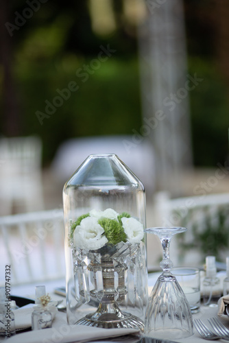 Obraz na płótnie Refined Wedding Reception Table with White Centerpiece and Candlelight Outdoors w salonie
