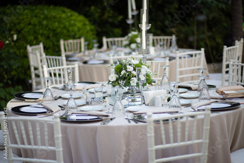 Obraz na płótnie Refined Wedding Reception Table with White Centerpiece and Candlelight Outdoors w salonie