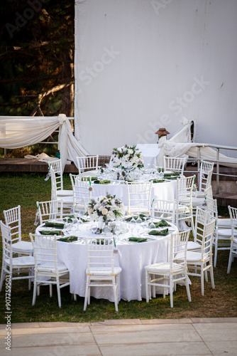 Obraz na płótnie Elegant Outdoor Wedding Reception with Wisteria Floral Centerpieces w salonie