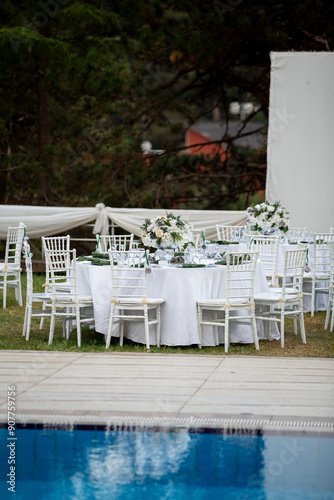 Obraz na płótnie Luxury Wedding Venue: Beautifully Decorated Outdoor Space with Wisteria w salonie