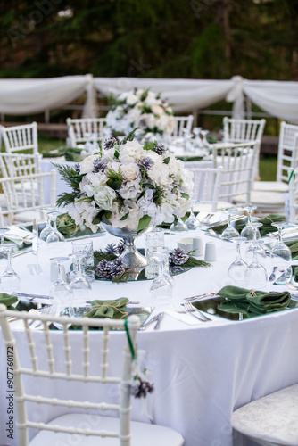 Obraz na płótnie Luxury Wedding Venue: Beautifully Decorated Outdoor Space with Wisteria w salonie