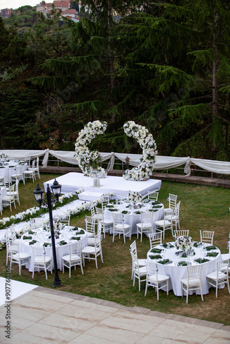 Obraz na płótnie Elegant Outdoor Wedding Reception with Wisteria Floral Centerpieces w salonie