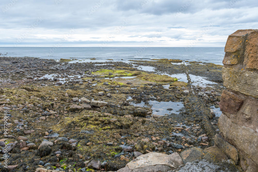 Φωτογραφία The shore line from Crain looking out to the Firth of Forth where it meets the North Sea