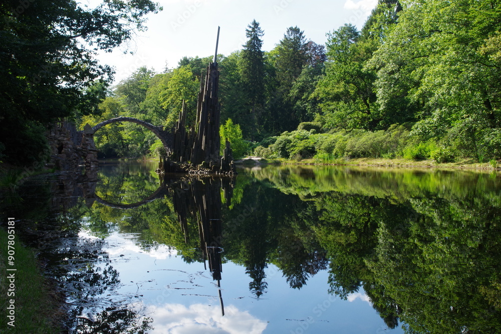 Fototapeta premium Rakotzbrücke, auch Teufelsbrücke, im Azaleen- und Rhododendronpark Kromlau am Rakot, Sachsen, Deutschland