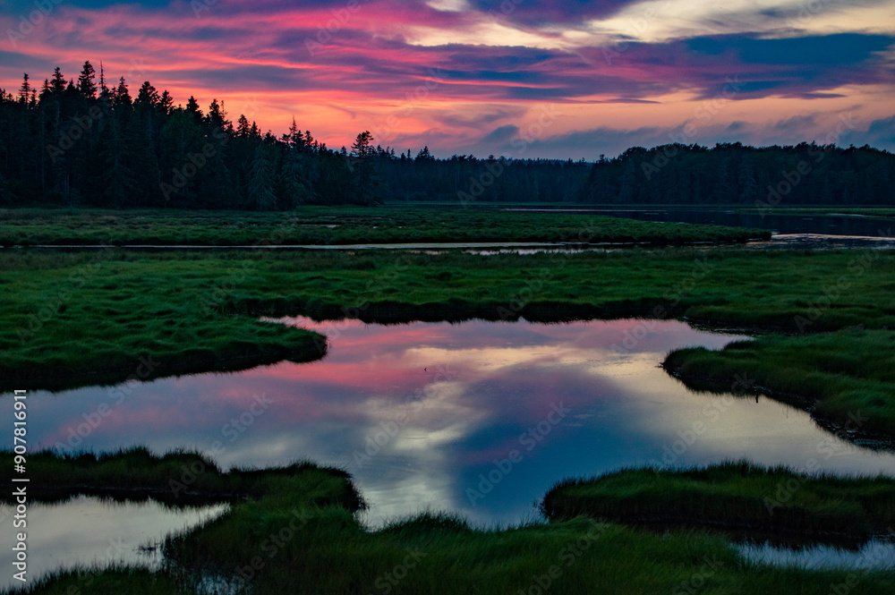 Obraz premium Sunset Over Lake in Maine