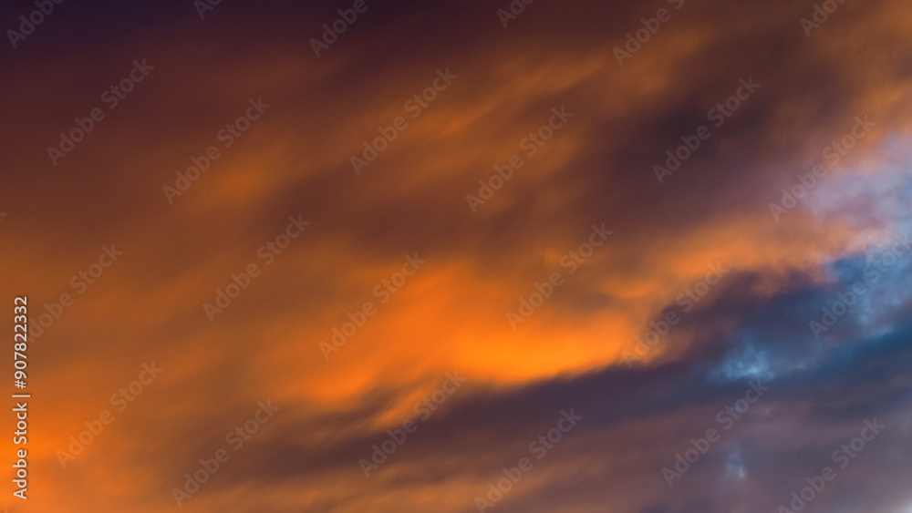 Ciel nuageux pendant le crépuscule, avec de magnifiques teintes orangées sous des nuages Ciel nuageux pendant le crépuscule, avec de magnifiques teintes orangées sous des nuages