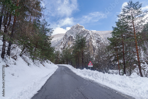 Fotografía Snowy mountain road in Ligurian Alps, Italy