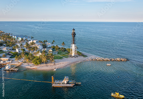 Fotografia Hillsboro Lighthouse aerial view angle 2, Hillsboro Beach Florida, USA: : Established in 1907 this is one of about 30 lighthouses in the state of Florida
