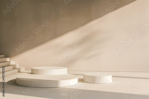 Double podium vide rond dans un pièce sans décoration avec des murs vides pour mockup