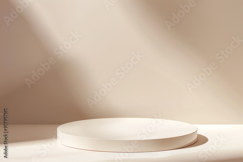 Podium vide rond dans un pièce sans décoration avec des murs vides pour mockup