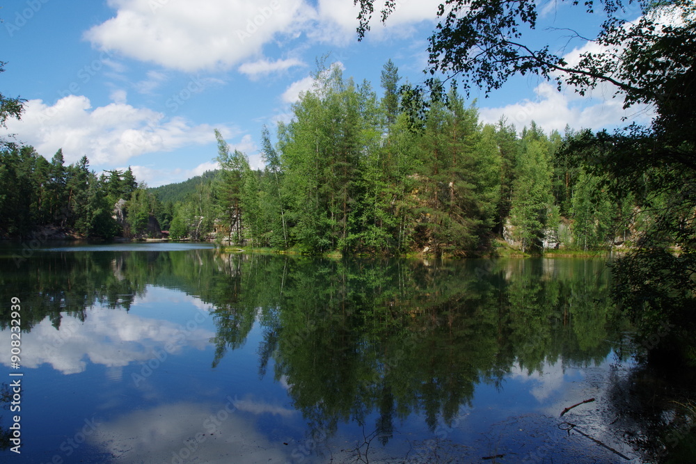 Landschaft und See im Park Felsenstadt Adršpašsko-Teplické skály Landschaft und See im Park Felsenstadt Adršpašsko-Teplické skály