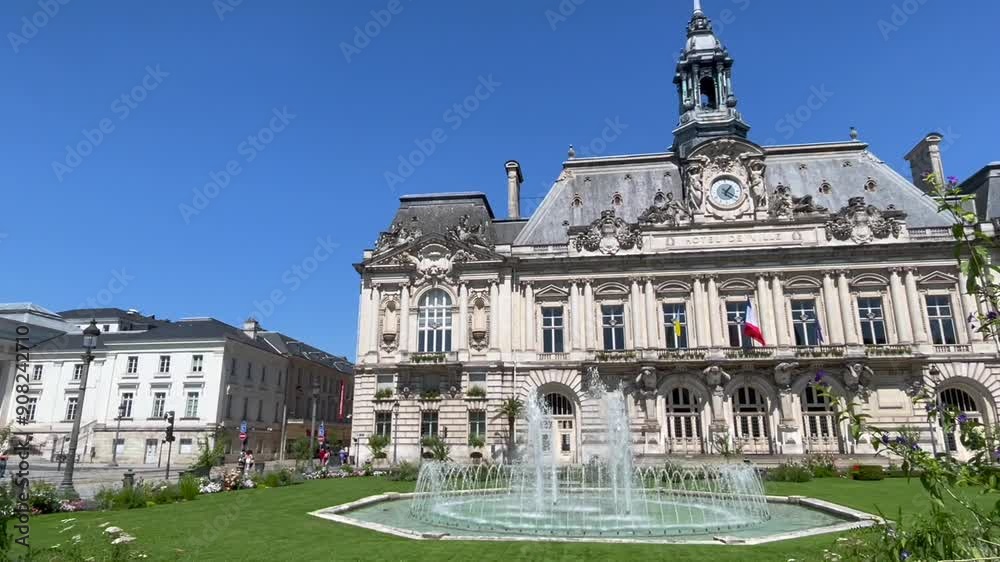 Tours devant la mairie