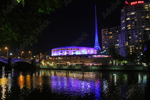 Fotografía Hamer Hall at night by the Yarra River in Downtown Melbourne, Victoria, Australi