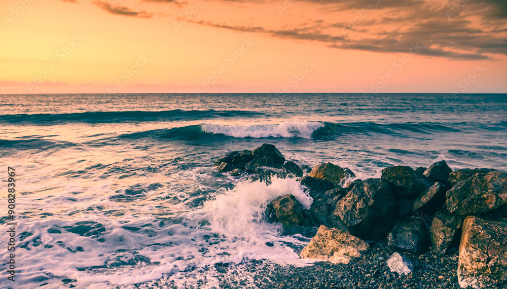 Obraz premium Pastel coloured sky and waters, at sunset
