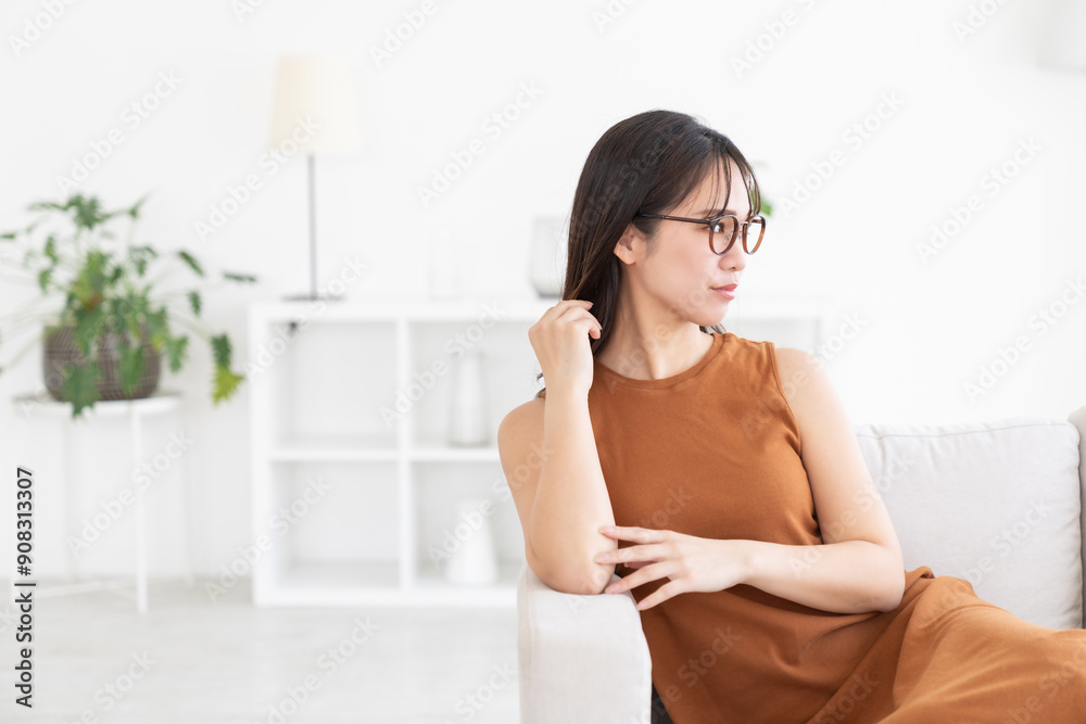 部屋でリラックスする若い女性 部屋でリラックスする若い女性