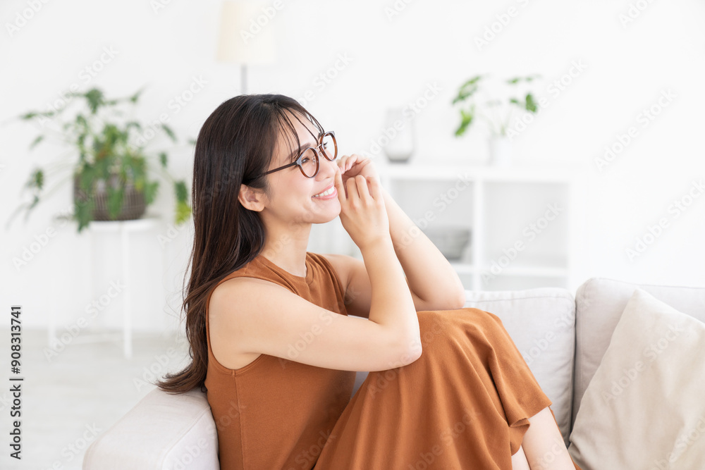 部屋でリラックスする若い女性 部屋でリラックスする若い女性