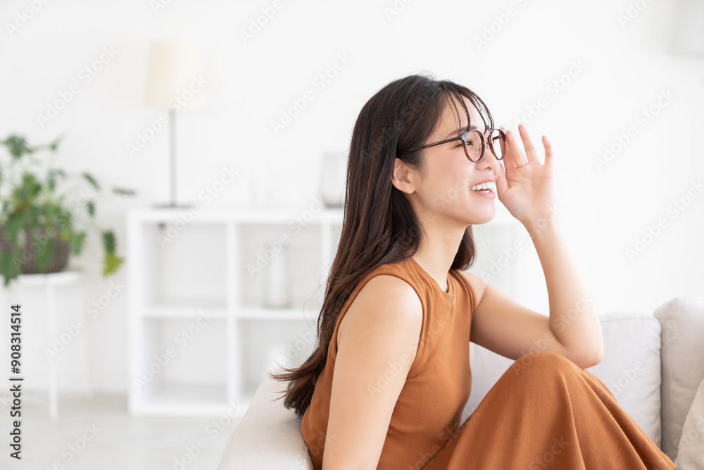 部屋でリラックスする若い女性