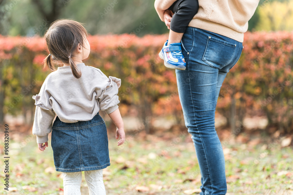 Φωτογραφία 秋の公園を散歩する親子（赤ちゃん・子供・幼児・ママ）