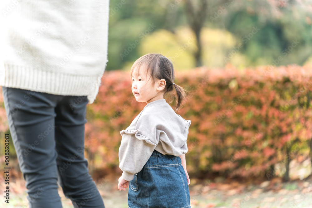 Φωτογραφία 秋の公園を散歩する親子（赤ちゃん・子供・幼児・ママ）