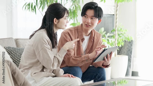 不動産サイトや旅行サイトを見るカップル