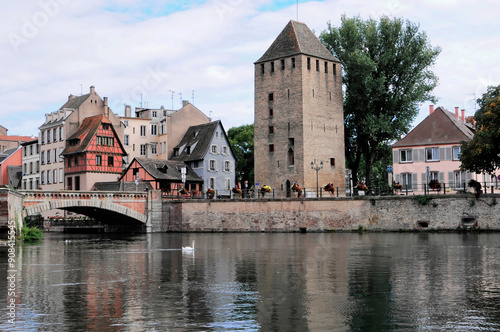 Turm der ehemaligen Stadtbefestigung, Bootsfahrt auf der L'ILL, Straßburg, Elsass, Frankreich, Europa photo