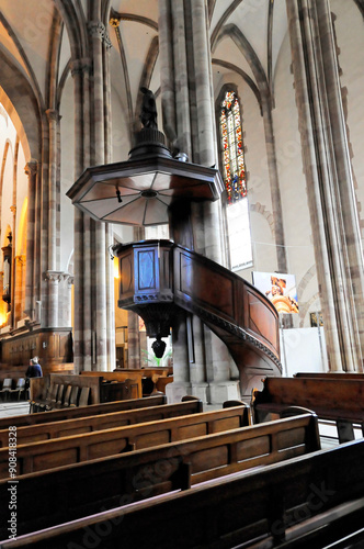 Die lutherische Kirche St. Thomas, Église Saint Thomas de Strasbourg, Elsass, Weitwinkel Innenansicht einer Kirche mit Detailblick auf Altar, Kanzel und gotisches Gewölbe, Straßburg, Elsass, Frankreic photo