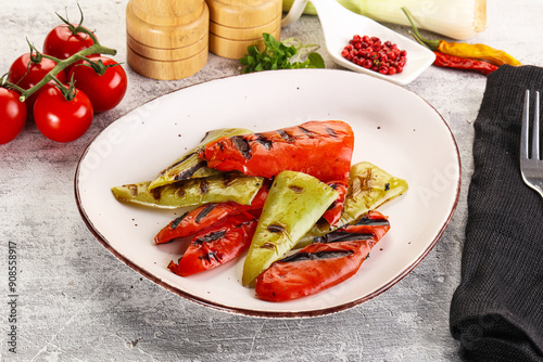 Schilderij op canvas Grilled Bell Pepper - green and red