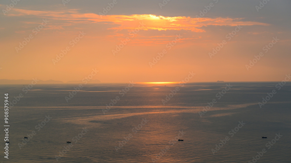 Fototapeta premium beautiful view of golden sea and sky in the evening, natural background