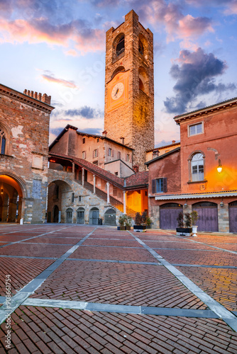 Obraz na płótnie Bergamo, Italy - Piazza Vecchia in Citta Alta at dusk, beautiful historical town in Lombardy w salonie