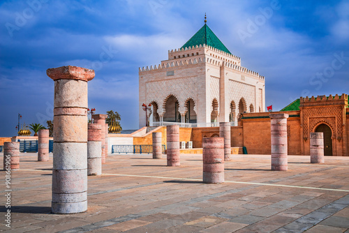 Obraz na płótnie Rabat, Morocco. The Mausoleum of Mohammed V located across from the Hassan Tower. w salonie