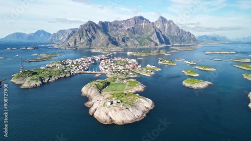 Henningsvær, die Stadt auf den Inseln mit dem schönsten Fußballfeld der Welt!