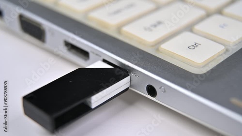 노트북 컴퓨터에 USB 메모리 연결