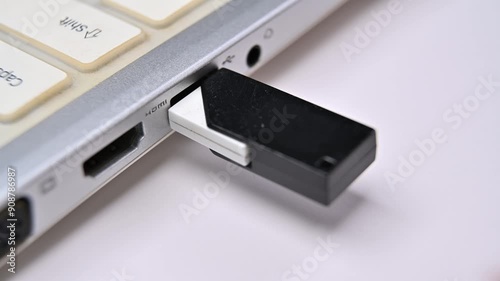 노트북 컴퓨터에 USB 메모리 연결