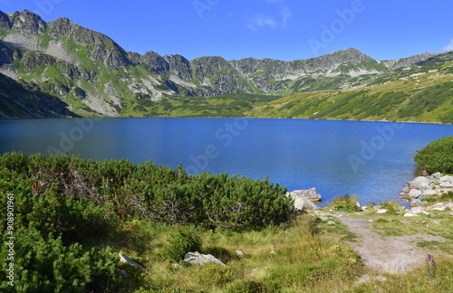 Obraz na płótnie Wielki Staw w Dolinie Pięciu Stawów Polskich w Tatrach, Tatrzański Park Narodowy, TPN, Polska, Europa, panorama, góra, krajobraz, woda, lato, w salonie