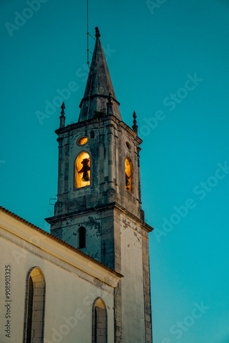 Torre de igreja católica iluminada