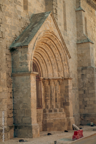 Porta arquitectónica antiga