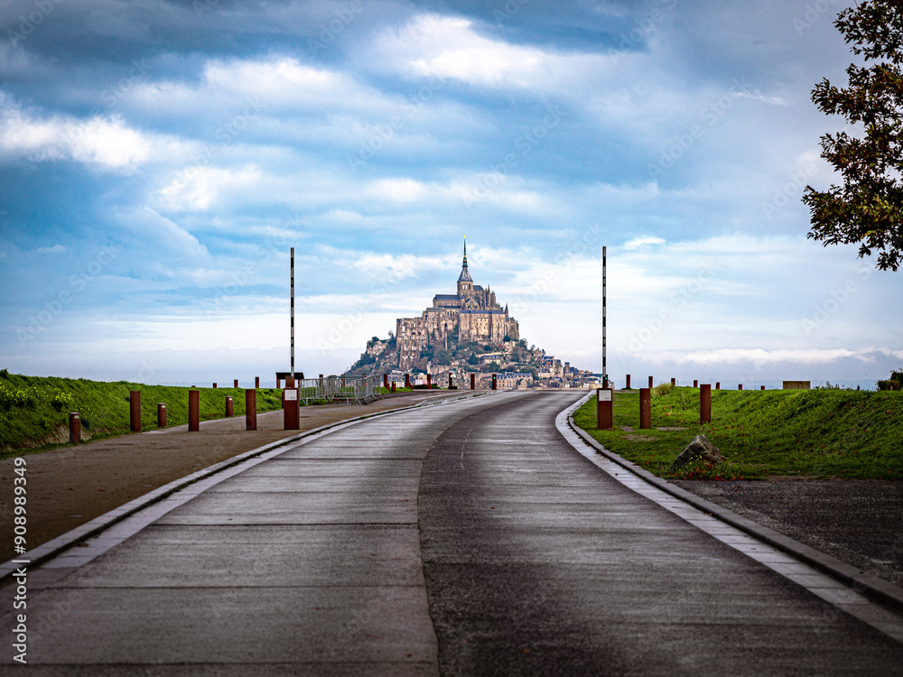 Fototapeta premium The Mont-saint-michel under cloudy sky