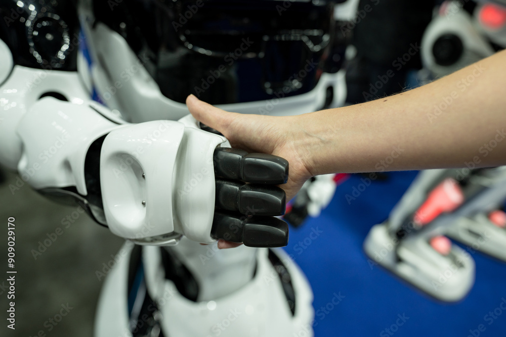 Obraz premium A woman shaking hands with a robot.