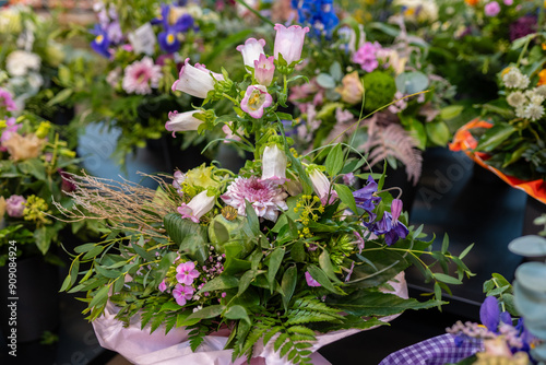 Bunter, gebundener Sommer Blumenstrauß photo