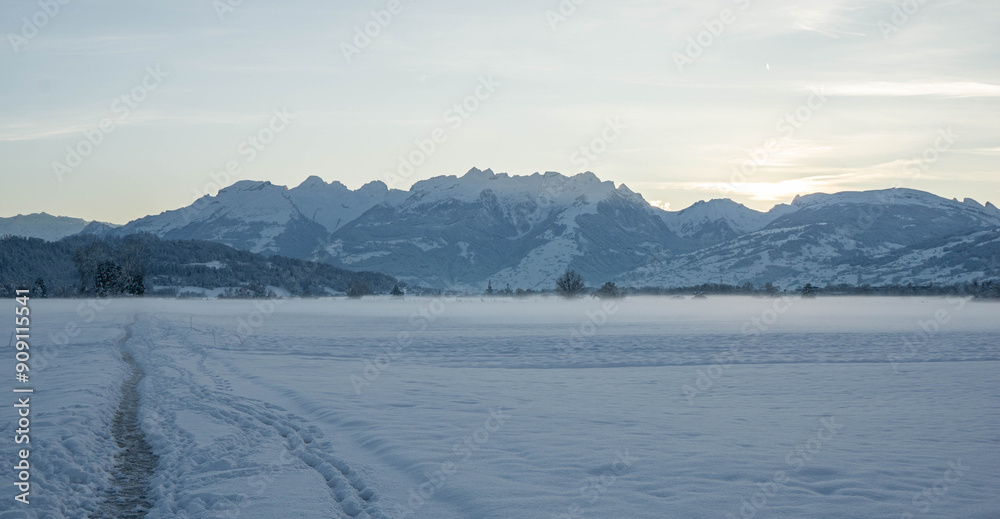 Winterabend mit Sonnenunterang über dem hohen Kasten am Rhein nahe Feldkirch (Bangs) Winterabend mit Sonnenunterang über dem hohen Kasten am Rhein nahe Feldkirch (Bangs)