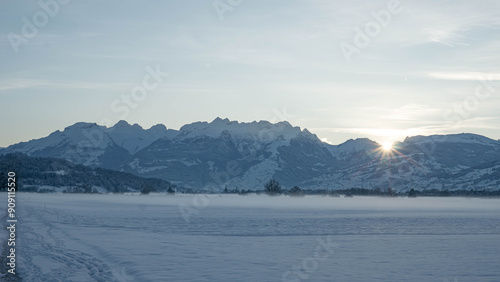 Winterabend mit Sonnenunterang über dem hohen Kasten am Rhein nahe Feldkirch (Bangs)