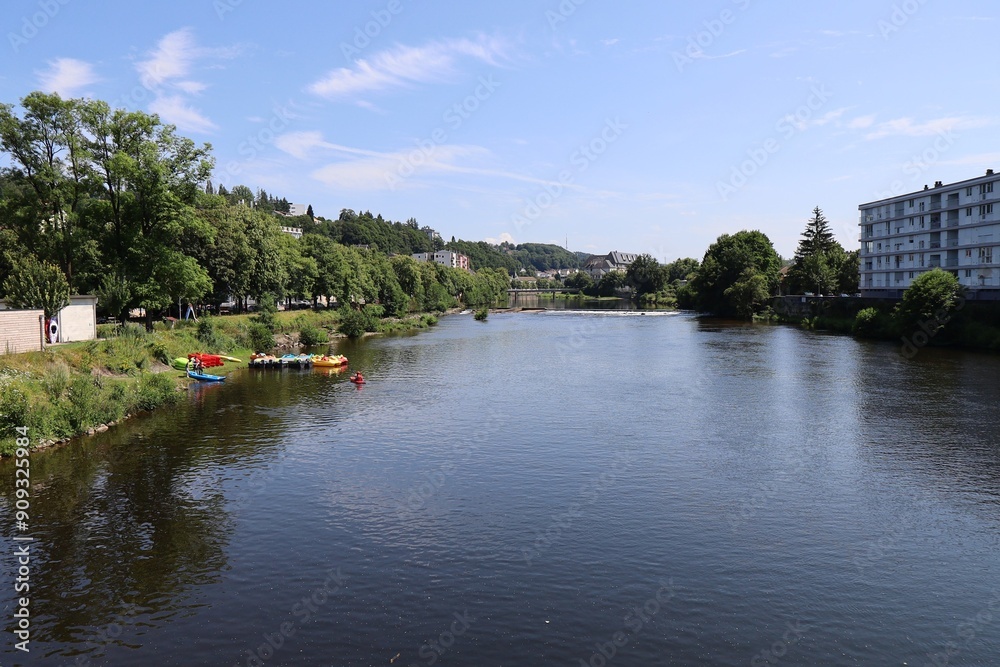 Fototapeta premium La rivière Moselle, ville de Epinal, département des Vosges, France