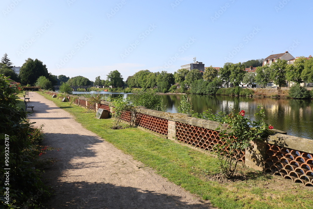 Φωτογραφία La rivière Moselle, ville de Epinal, département des Vosges, France