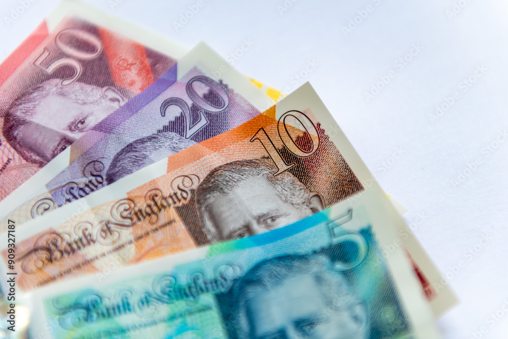 Ταπετσαρία Updated Pound Sterling bank notes with the King's portrait isolated in a white background