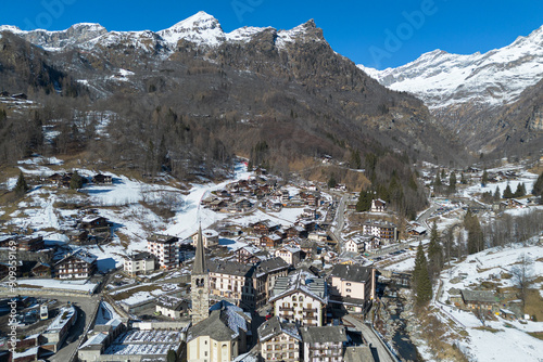Fotografía Aerial view of Alagna Valsesia in the italian alps, Piedmont Region