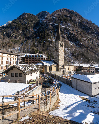 Tableau sur toile View of Alagna Valsesia in the italian alps during winter, Piedmont Region