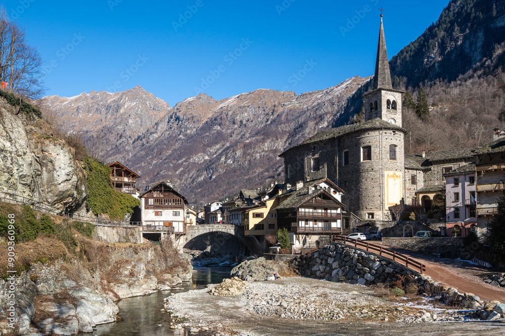 Φωτογραφία View of Campertogno in Valsesia Valley on a sunny winter day, Piedmont, Italy