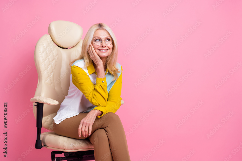 Φωτογραφία Photo of nice aged lady wear shirt sit chair think isolated on pink color backgr