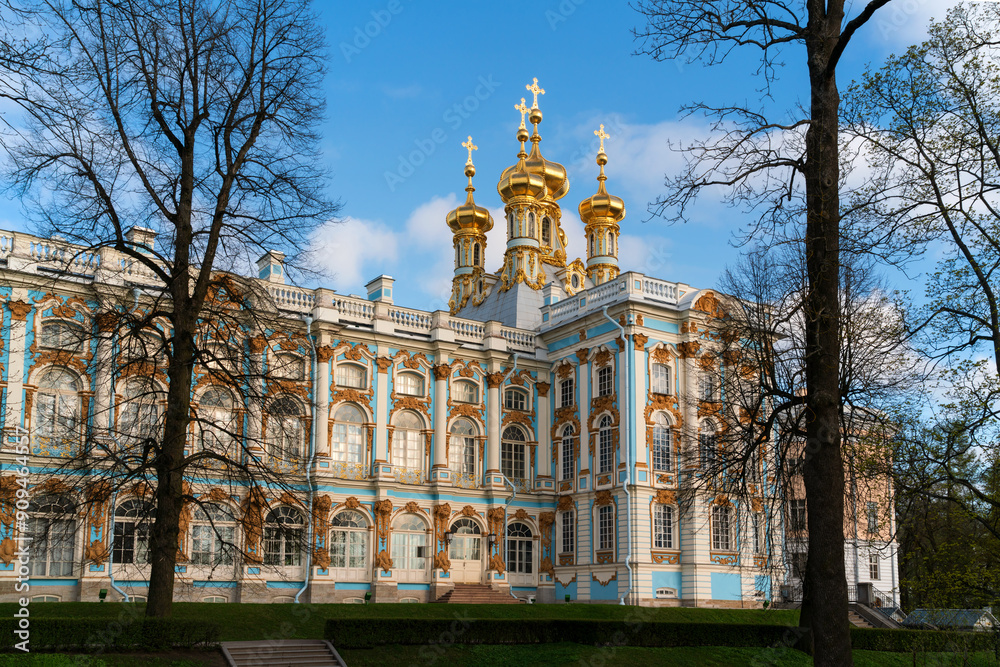 Φωτογραφία View of the Catherine Palace and the palace church in the Catherine Park in Tsarskoye Selo in the sunny spring day, Pushkin, St