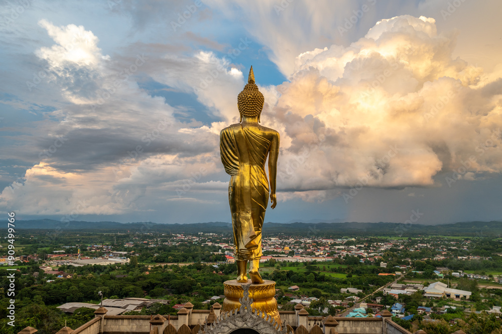 Φωτογραφία Rear view of an iconic standing Buddha on Wat Phra That Khao Noi one of the most tourist attraction places in Nan province of northern Thailand